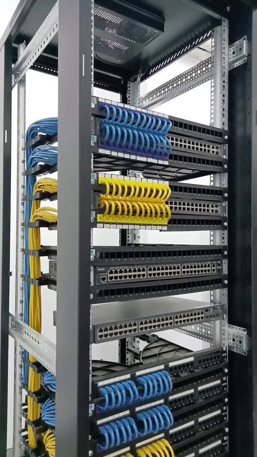 通(tong)道式(shi)理線架 機房布線的智能(neng)解決(jue)方案(an)